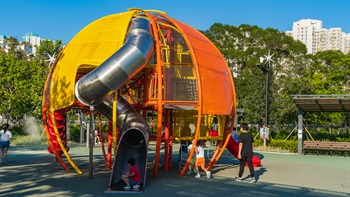 A variety of colourful playground facilities offers contrasting visual impact to the playground and benefits children’s physical development by challenging their physical abilities, such as crawling, climbing and balancing.